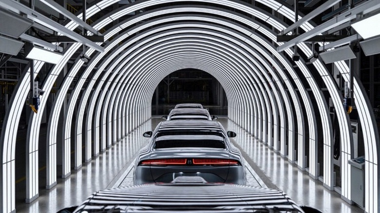 Современная замена Mercedes-Benz S-Class, BMW 7 Series и Audi A8L.&nbsp;Стартовало серийное производство премиального седана BYD Yangwang U7